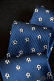 Tmavě modrá kravata s motivem fotbal - šířka 7 cm