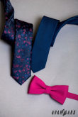 Tmavě modrá slim kravata s květinovým vzorem v růžové - šířka 5 cm