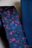 Tmavě modrá slim kravata s květinovým vzorem v růžové - šířka 5 cm